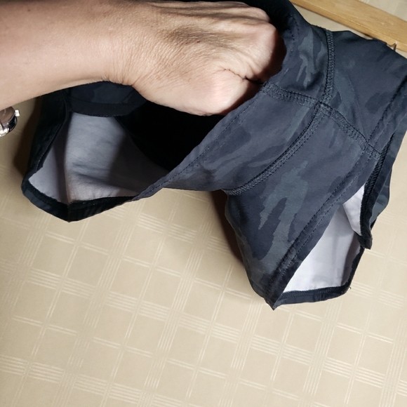 Vuori Womens The Rise The Shine Clementine Shorts Sz XS Black/Gray Camo Running - Picture 6 of 10